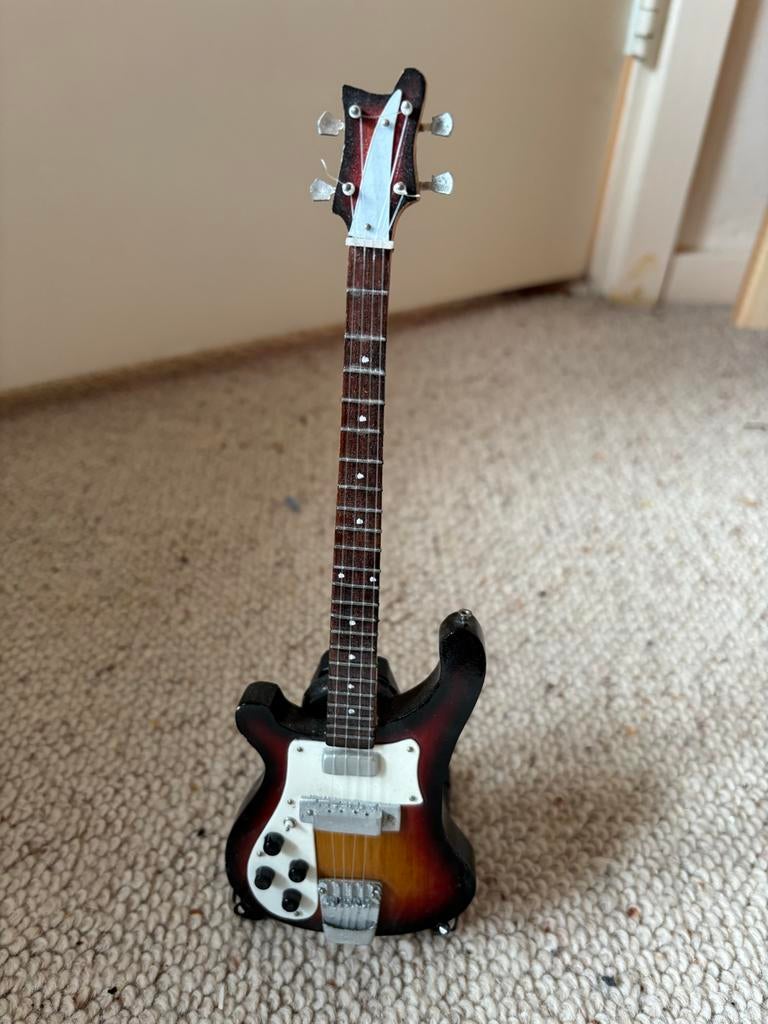 Miniatuur rickenbacker basgitaar - mooie eyecatcher, Ophalen of Verzenden, Zo goed als nieuw
