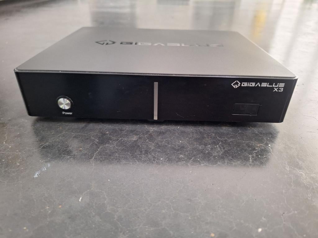 Giga blue X3 satellietontvanger met schotelantenne, Ophalen, Zo goed als nieuw, (Schotel)antenne, Overige merken