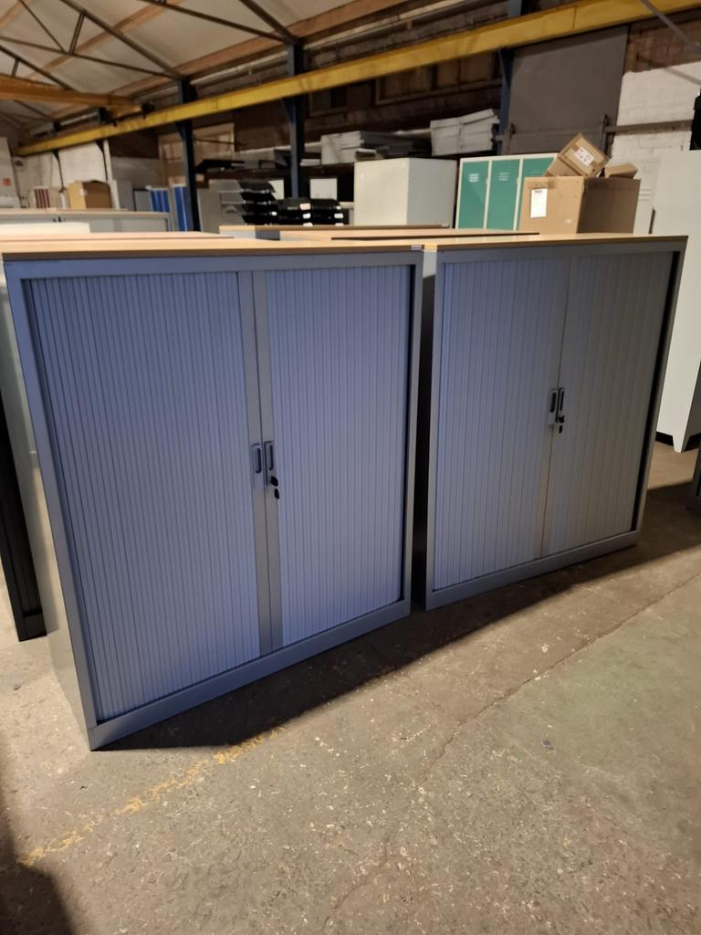 Nieuw binnen: grote partij nette roldeurkasten, 137 hoog, Ophalen, Gebruikt, 100 tot 150 cm, 100 tot 150 cm