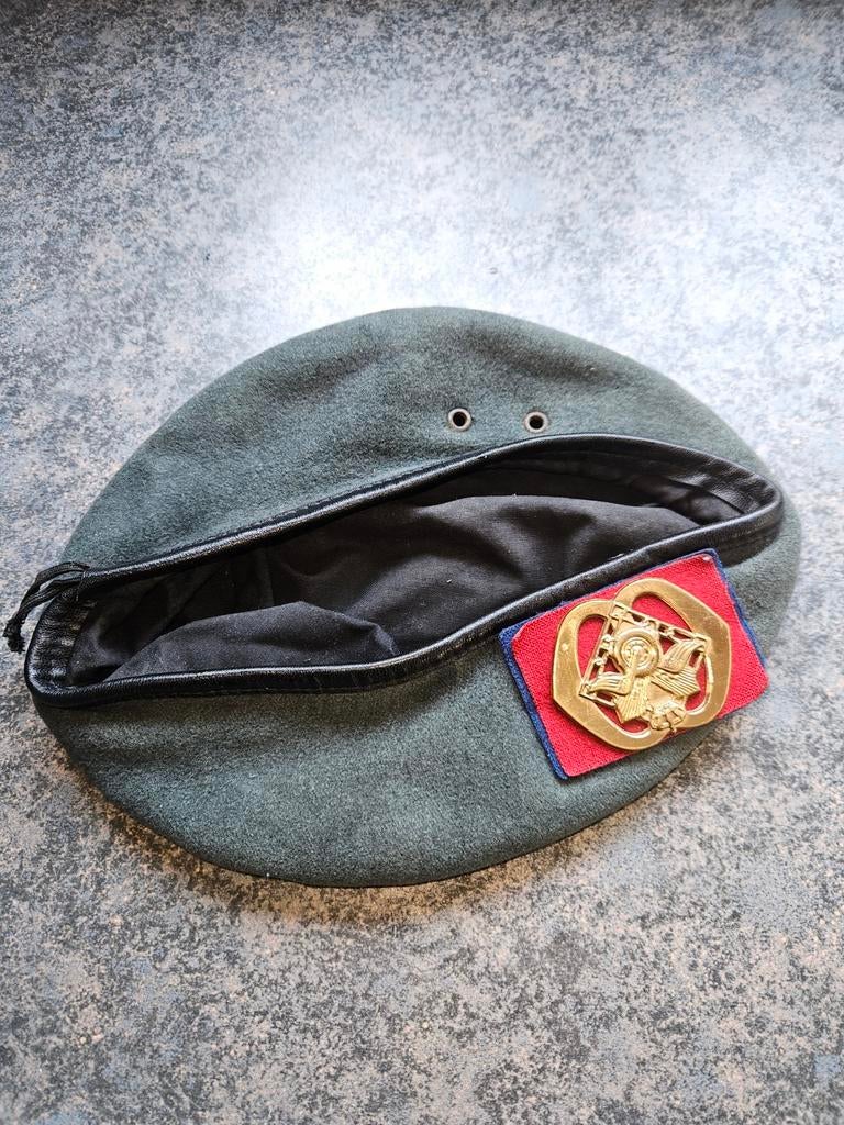 Baret  met embleem, Ophalen of Verzenden, Landmacht, Nederland, Embleem of Badge