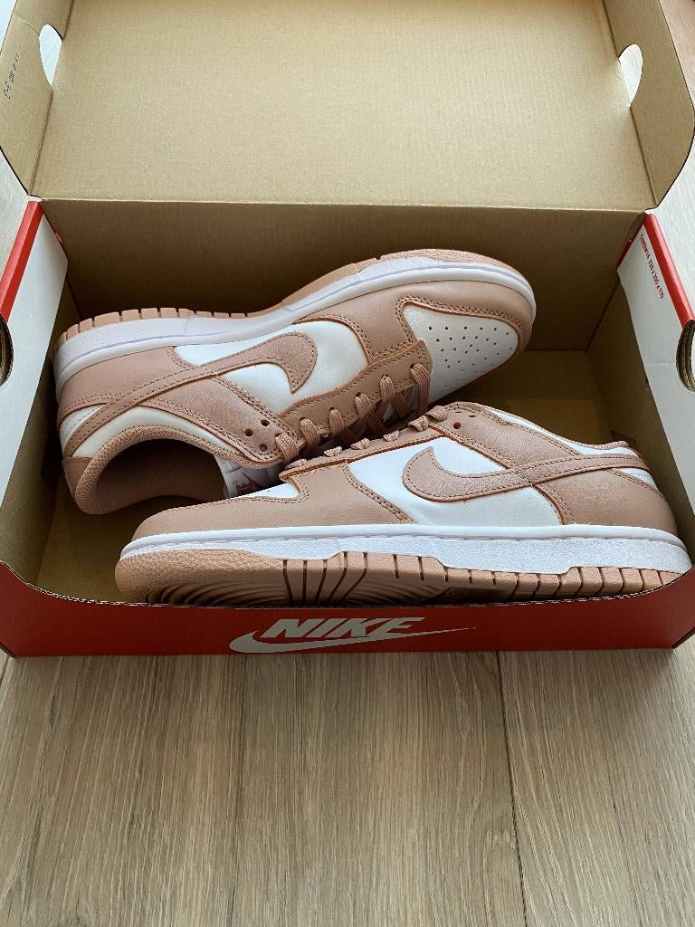 Nike Dunk Low Rose Whisper EU 38.5 Dames Nieuw, Kleding | Dames, Schoenen, Ophalen, Overige kleuren, Nike, Nieuw