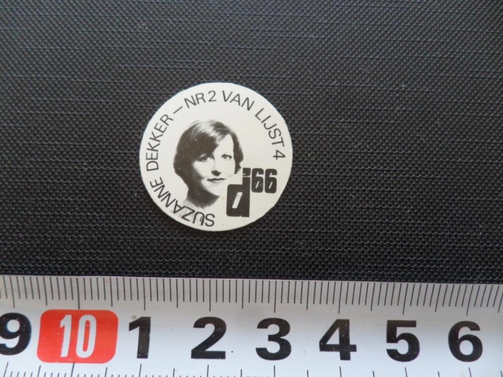 sticker politiek D'66 suzanne dekker nr 2 van lijst 4 *, Verzamelen, Stickers, Ophalen, Zo goed als nieuw