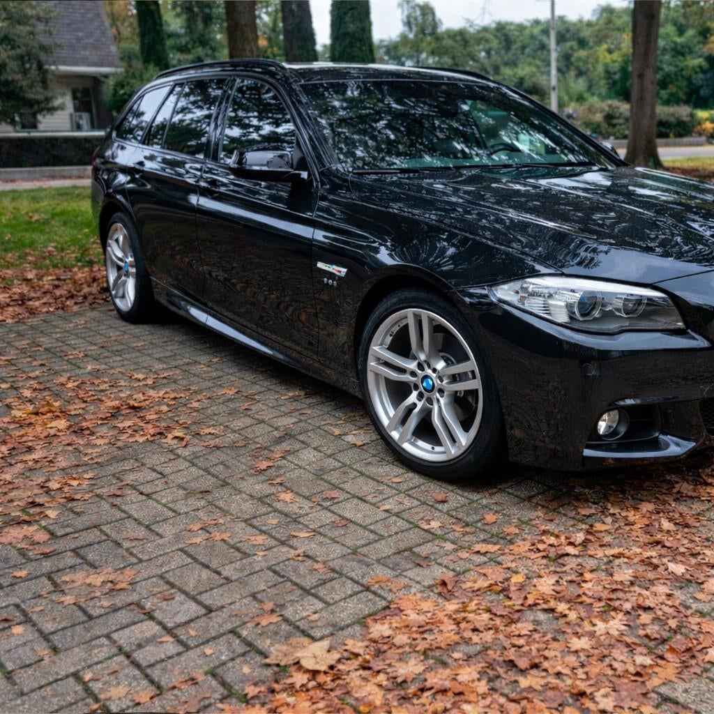 BMW 5-Serie 520I 135KW Touring Aut8 2016 Zwart, Auto's, 4 cilinders, 2000 kg, Zwart, Stationwagon