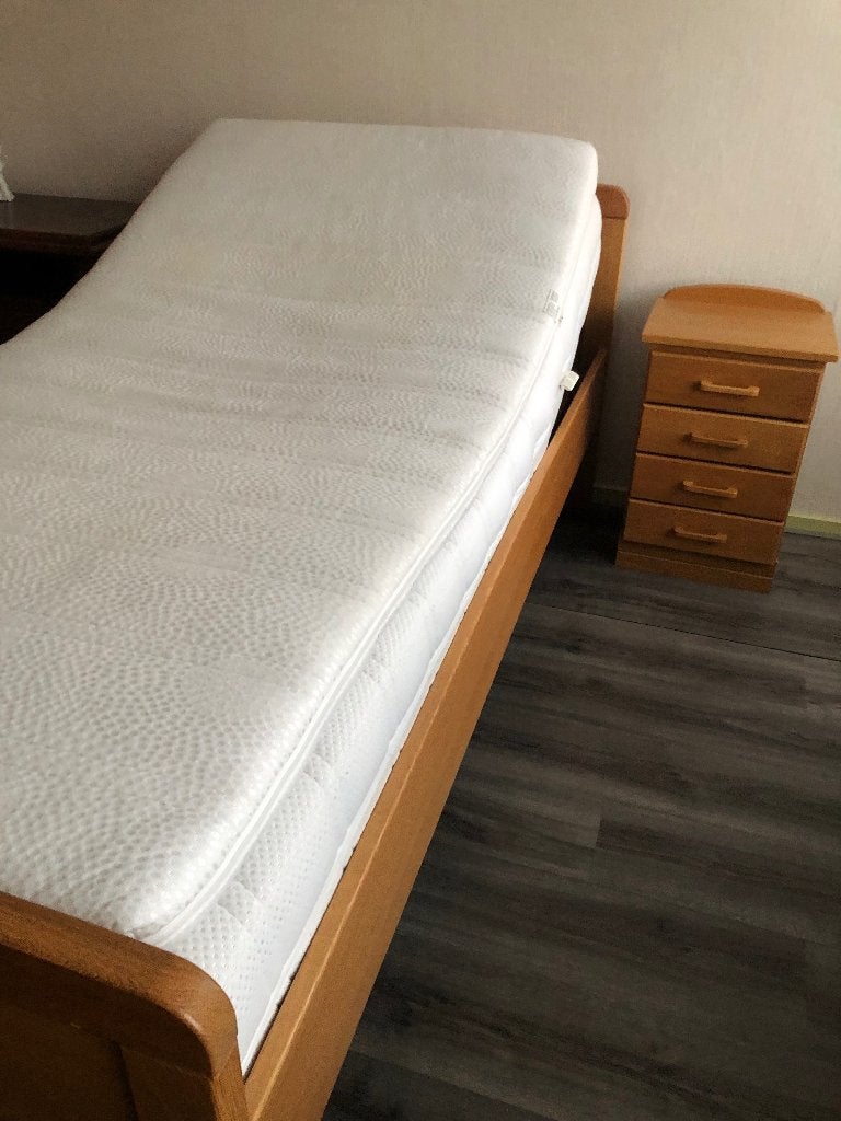 Bed 100x200cm elektr. hoogte/hoofd-/voeteneind verstelling, Huis en Inrichting, Ophalen, Eenpersoons, Zo goed als nieuw, 200 cm