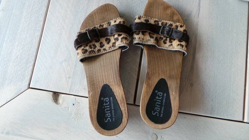 Sanita Slippers / sandalen met luipaard print mt 37, Kleding | Dames, Bruin, Zo goed als nieuw, Sanita, Sandalen of Muiltjes