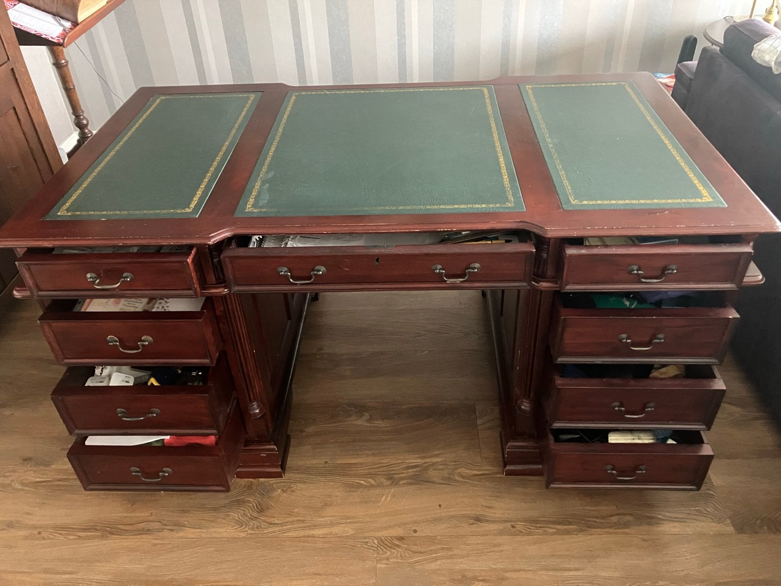 Klassiek Engels bureau met groen lederen blad, Huis en Inrichting, Ophalen, Overige typen, Gebruikt, Bruin