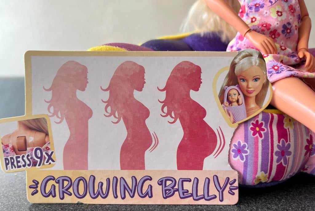Barbie/Steffie met baby in de buik; die kan groeien, Ophalen of Verzenden, Barbie