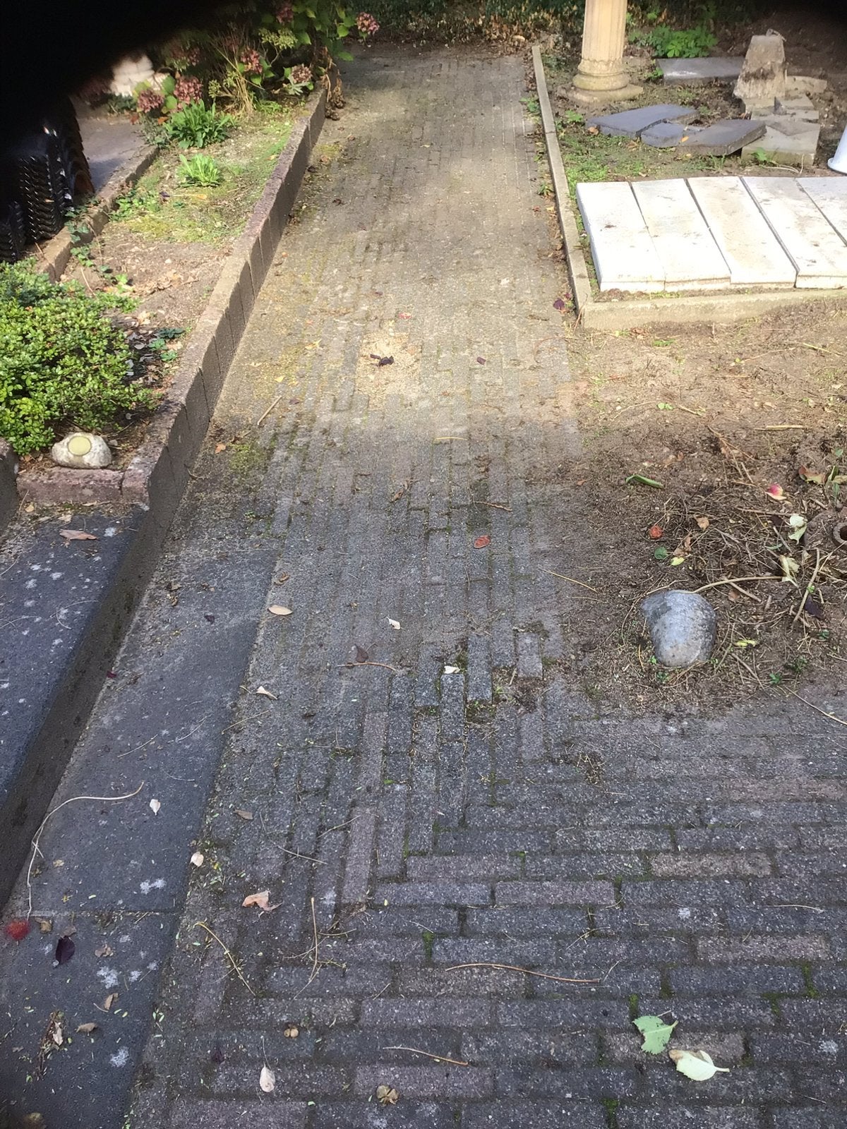 Ca. 12 m2 klinkers, 12 betonnen banden en 12 zwarte tegels, Tuin en Terras, Ophalen, Zo goed als nieuw, Overige materialen