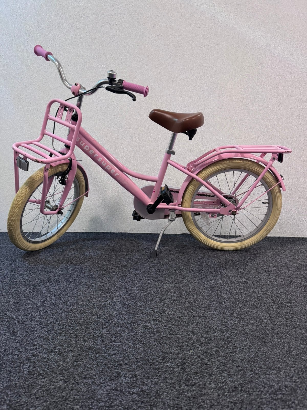 Weinig gebruikte meisjes fiets incl. GRATIS helm!!, Ophalen, Zo goed als nieuw, Terugtraprem, 18 inch