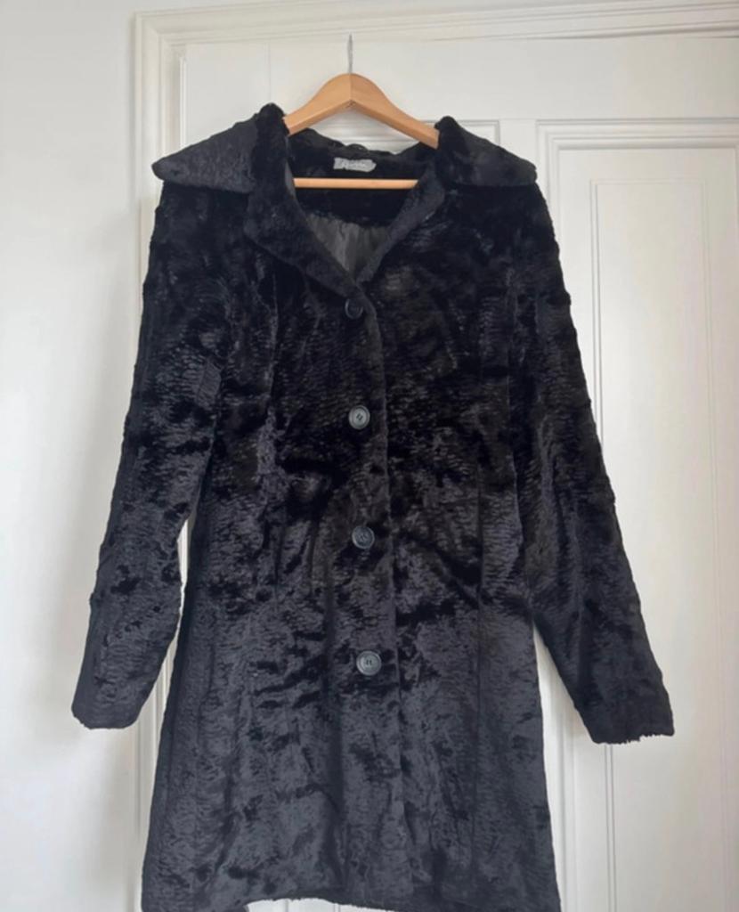 Zwarte jas van Geisha, Kleding | Dames, Jassen | Winter, Verzenden, Zo goed als nieuw, Maat 38/40 (M), Zwart