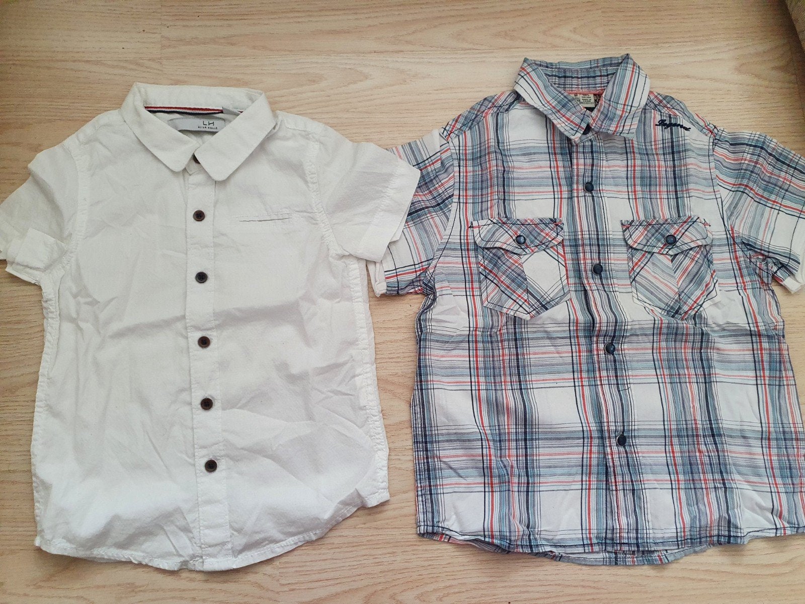 2 jongens overhemden, wit en geruit, maat 104, Overhemd of Blouse, Ophalen of Verzenden, Zo goed als nieuw, Jongen