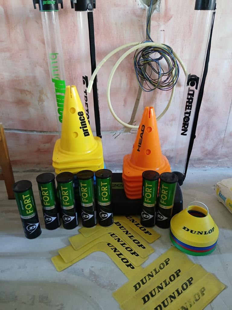 Diverse tennismaterialen en nieuwe ballen, Ophalen, Ballen, Overige merken, L00