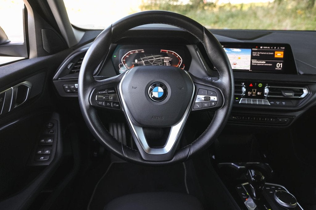 BMW 1 Serie 118i Executive Sport Line Automaat / Sportstoele, Auto's, BMW, 12 maanden, 136 pk, Gebruikt, Zwart