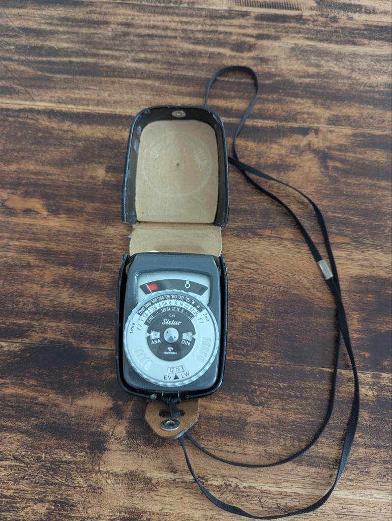 Gossen Sixtar CDS hand belichtingsmeter met lederen tasje, Ophalen