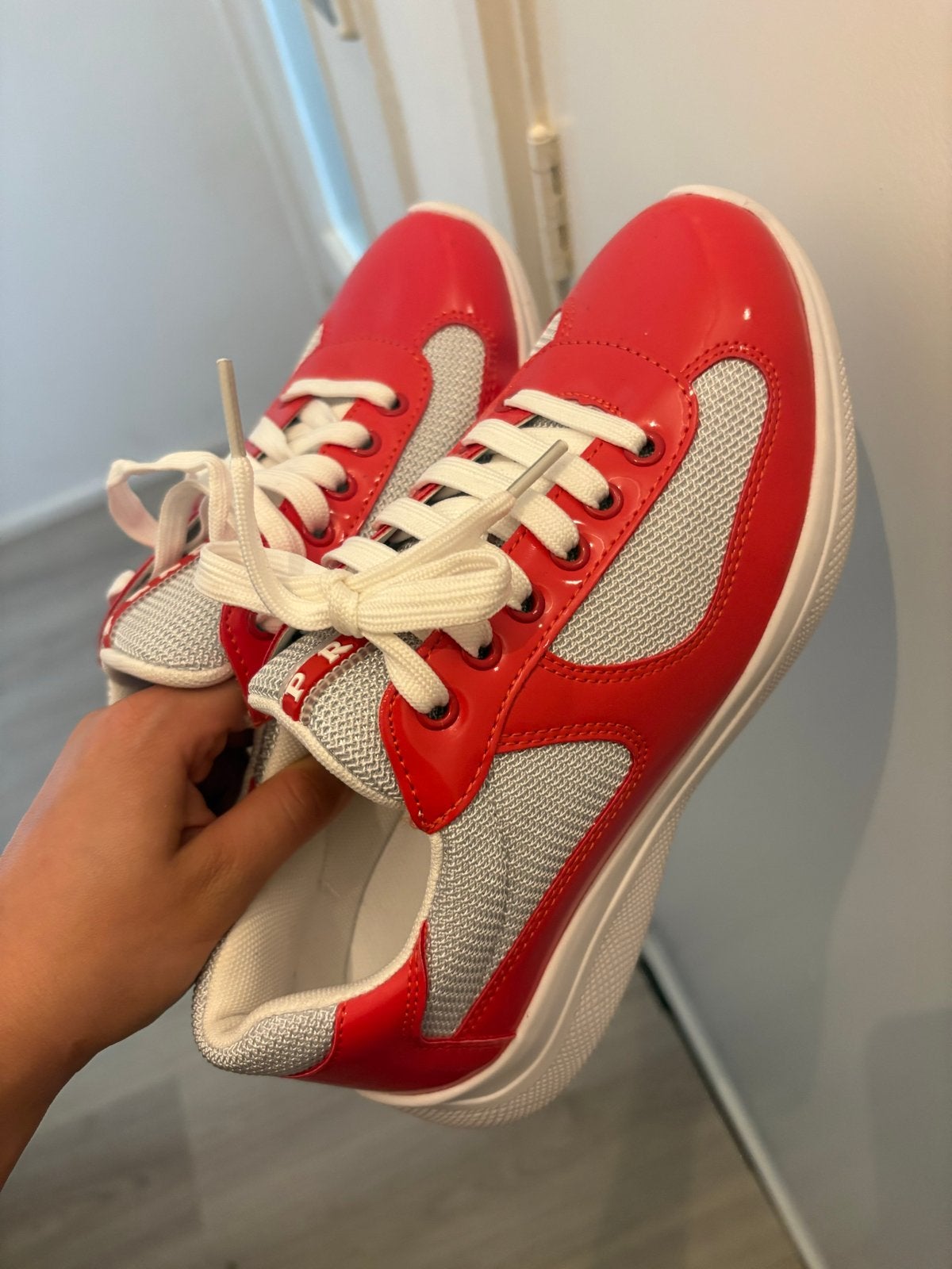 Prada sneakers rood/wit - Zo goed als nieuw, Ophalen of Verzenden, Zo goed als nieuw, Rood, Sneakers of Gympen