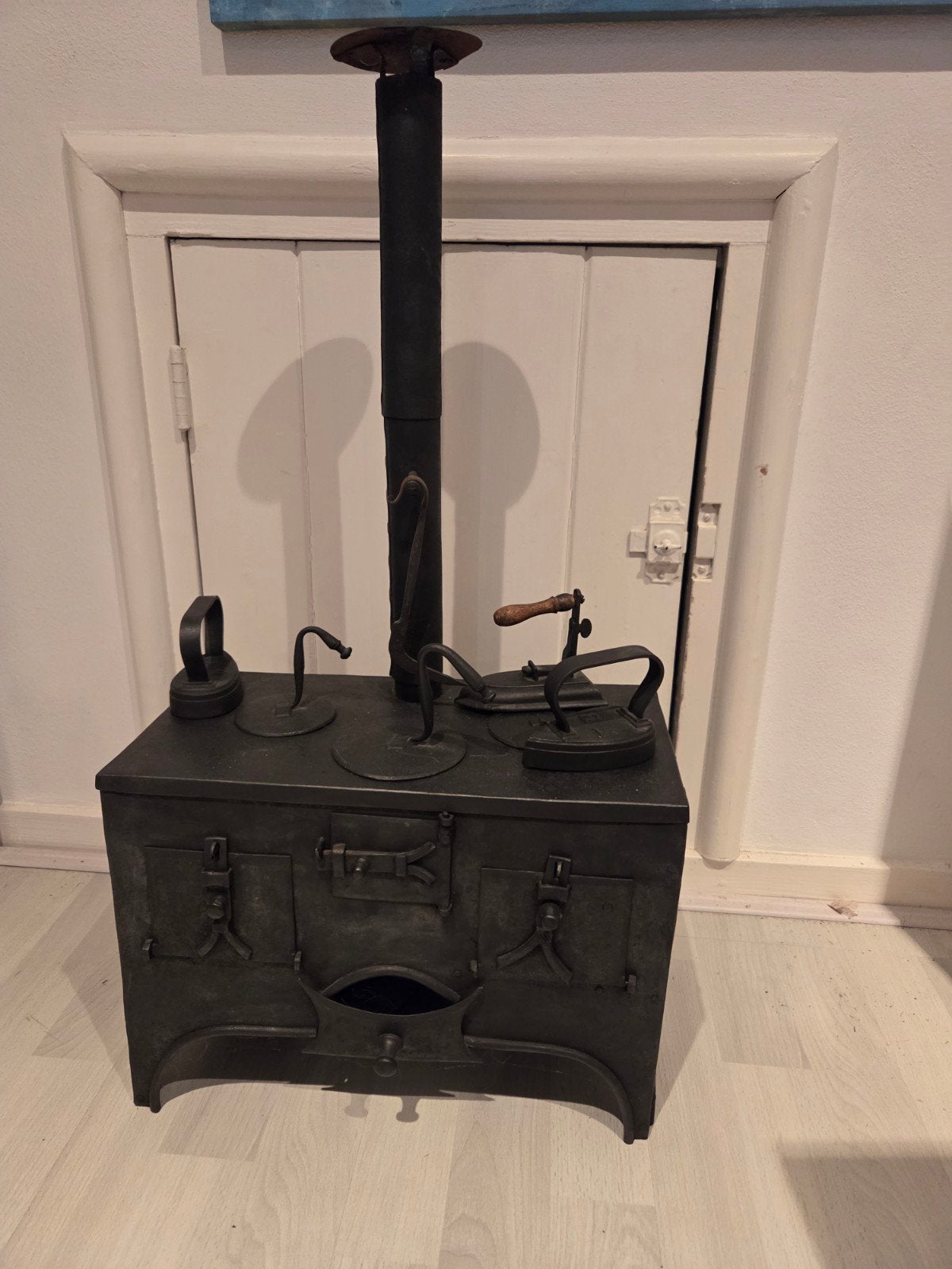 zwaar gietijzeren  anriek kacheltje. 40cm breed./ 60 hoog, Ophalen, Overige materialen