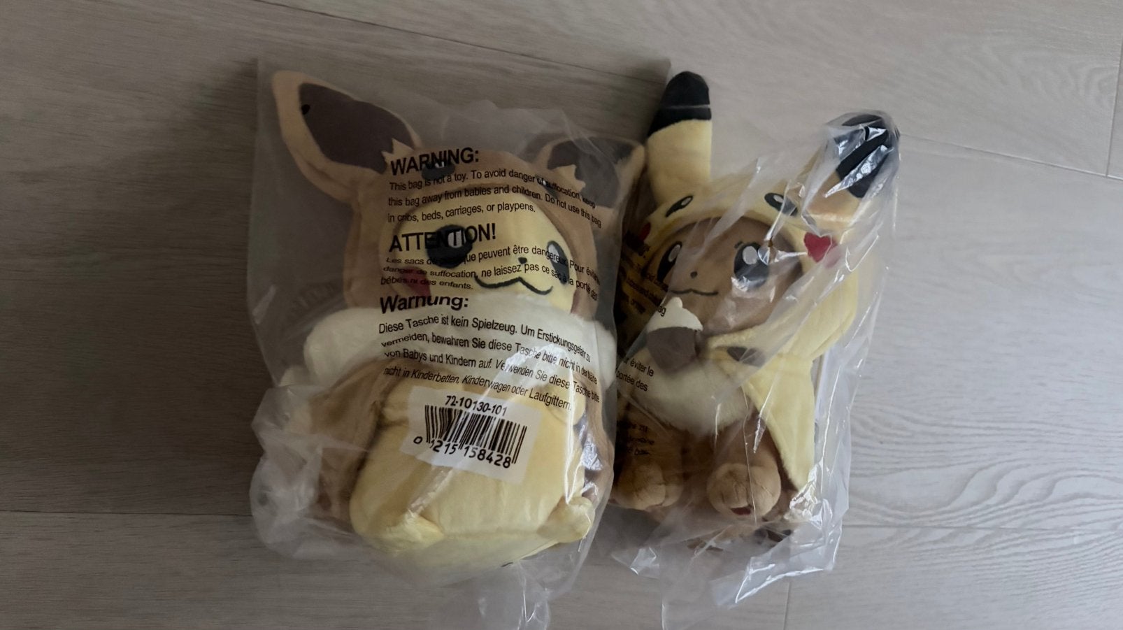 Pokemon center Pikachu en eevee poncho / hoodie knuffels, Pokemon, Overige typen, Nieuw, Ophalen of Verzenden