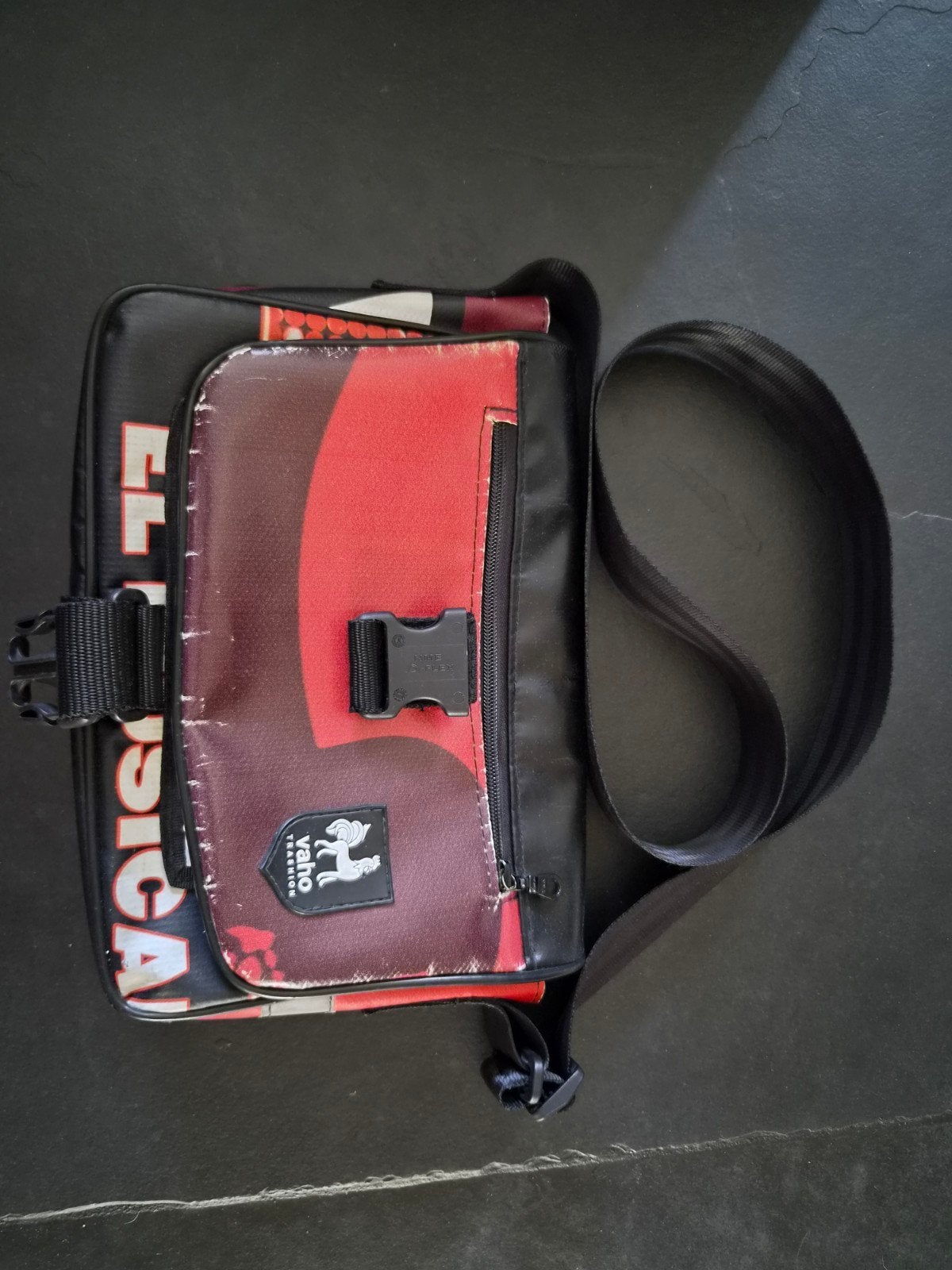 Vaho crossbody tas - gerecyclede banners Barcelona, Sieraden, Tassen en Uiterlijk, Tassen | Schoudertassen, Ophalen, Gebruikt