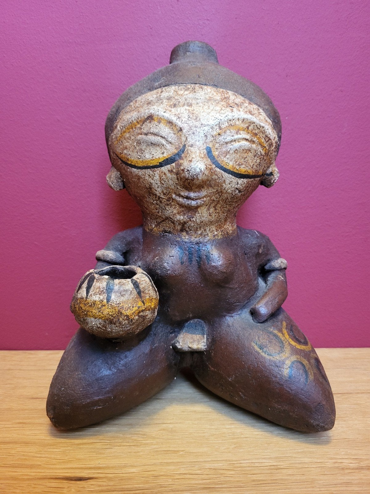 Bijzonder Afrikaans beeldje, 25 cm hoog, Handgemaakt, Steen/keramiek, Bruin, Afrika
