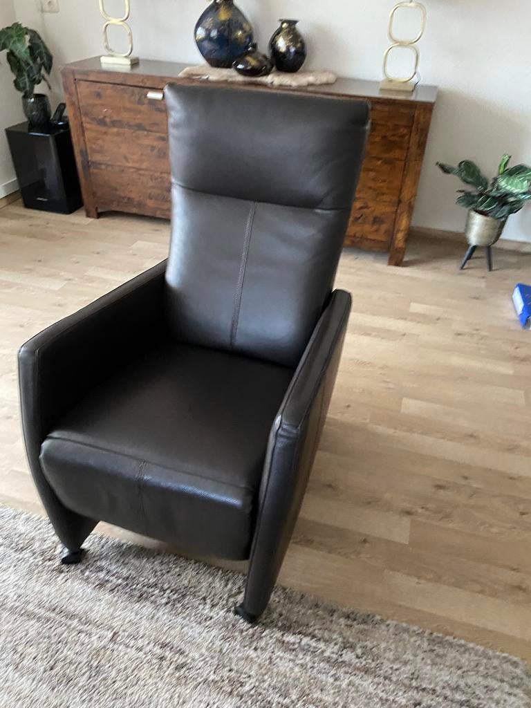 Zgan zeer mooie leren relaxfauteuil kleur donkerbruin -zwart, Ophalen, Modern hotel chic maar ook heel mooi in een klassiek interieur