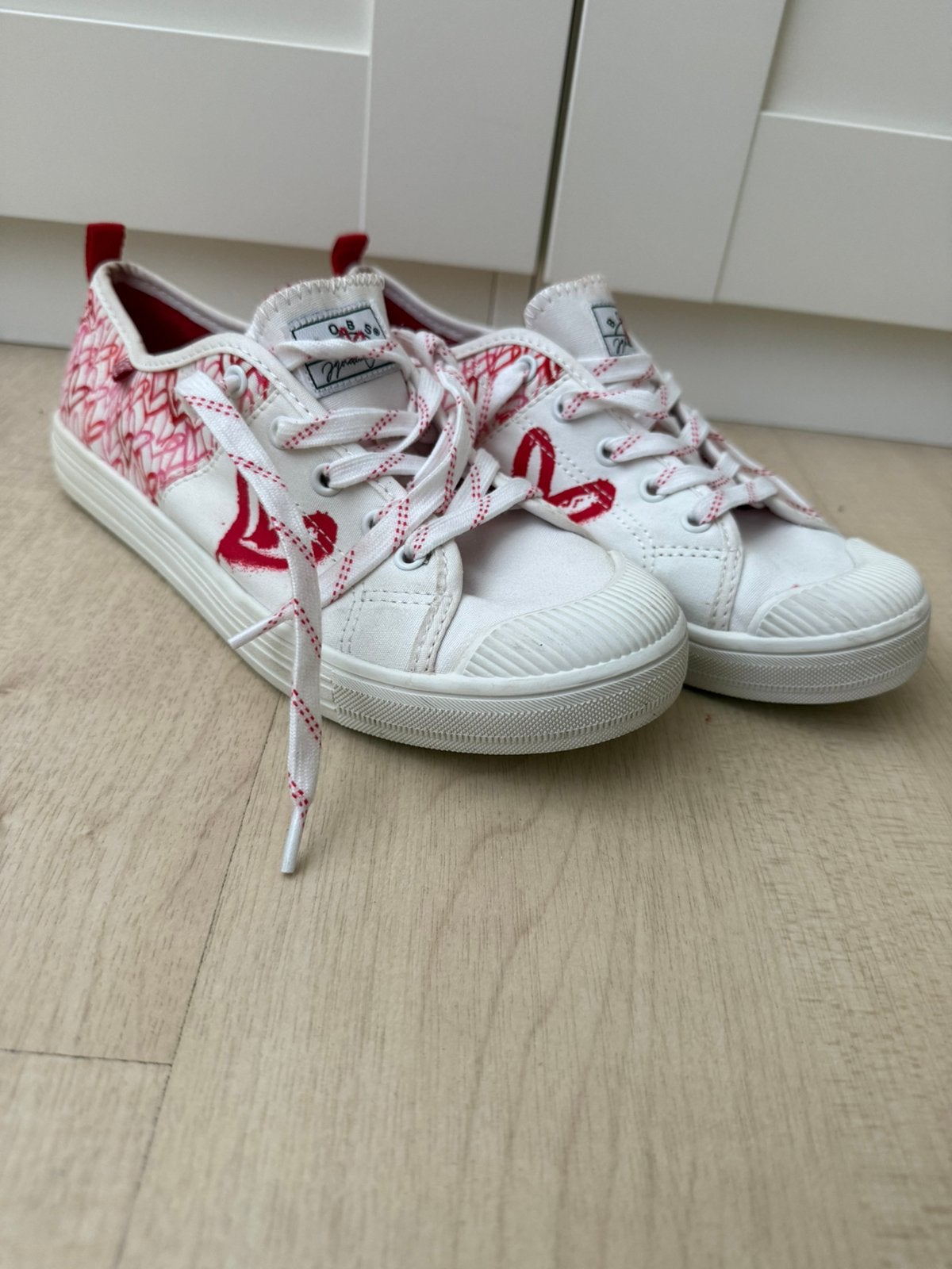 Witte skechers BOBS sneakers met hartjes in rood en roze, Wit, Ophalen of Verzenden, Sneakers of Gympen, Gedragen