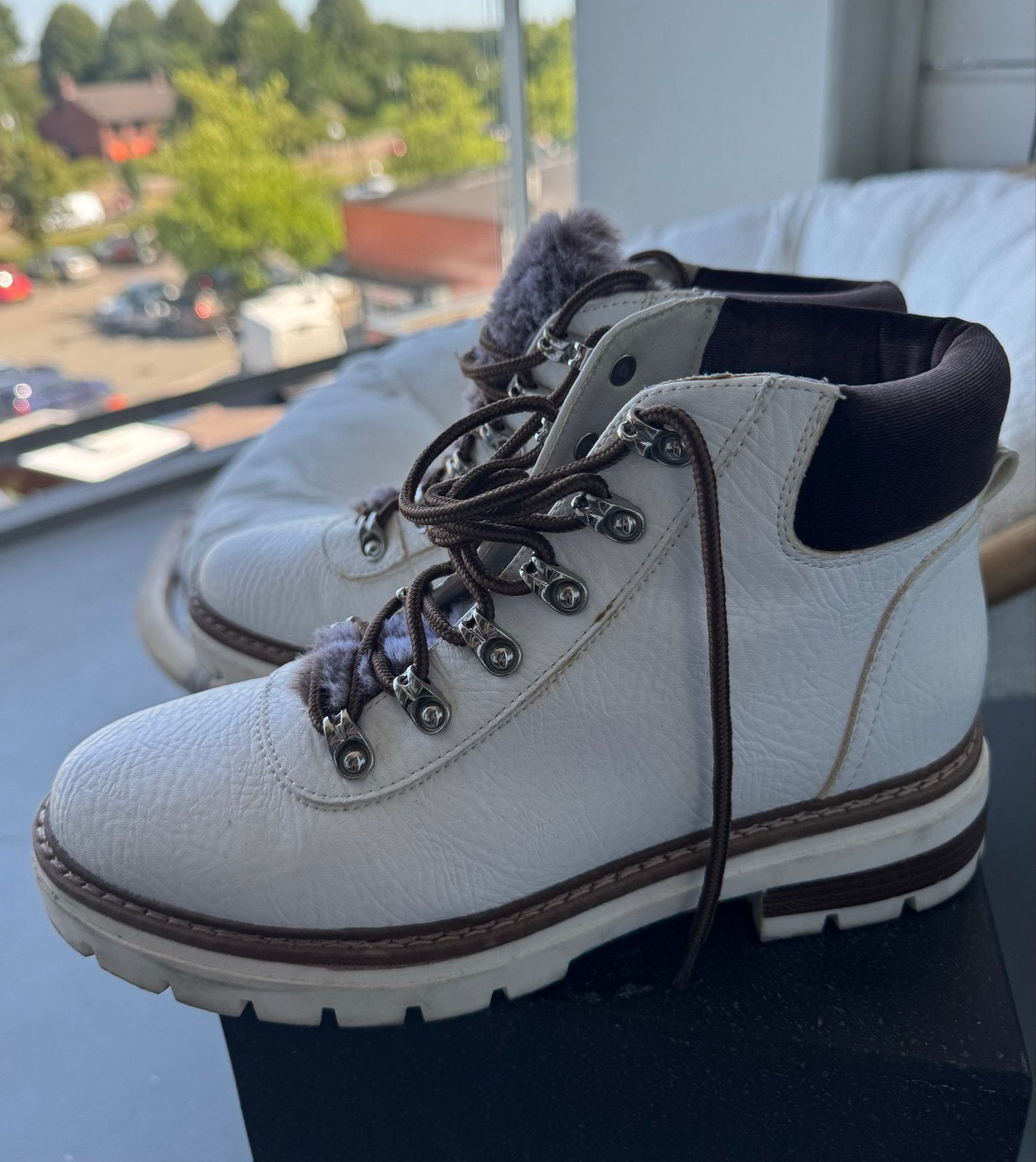 Witte enkelboots met veters en bont, maat 38, Wit, Lage of Enkellaarzen, Ophalen of Verzenden, Zo goed als nieuw