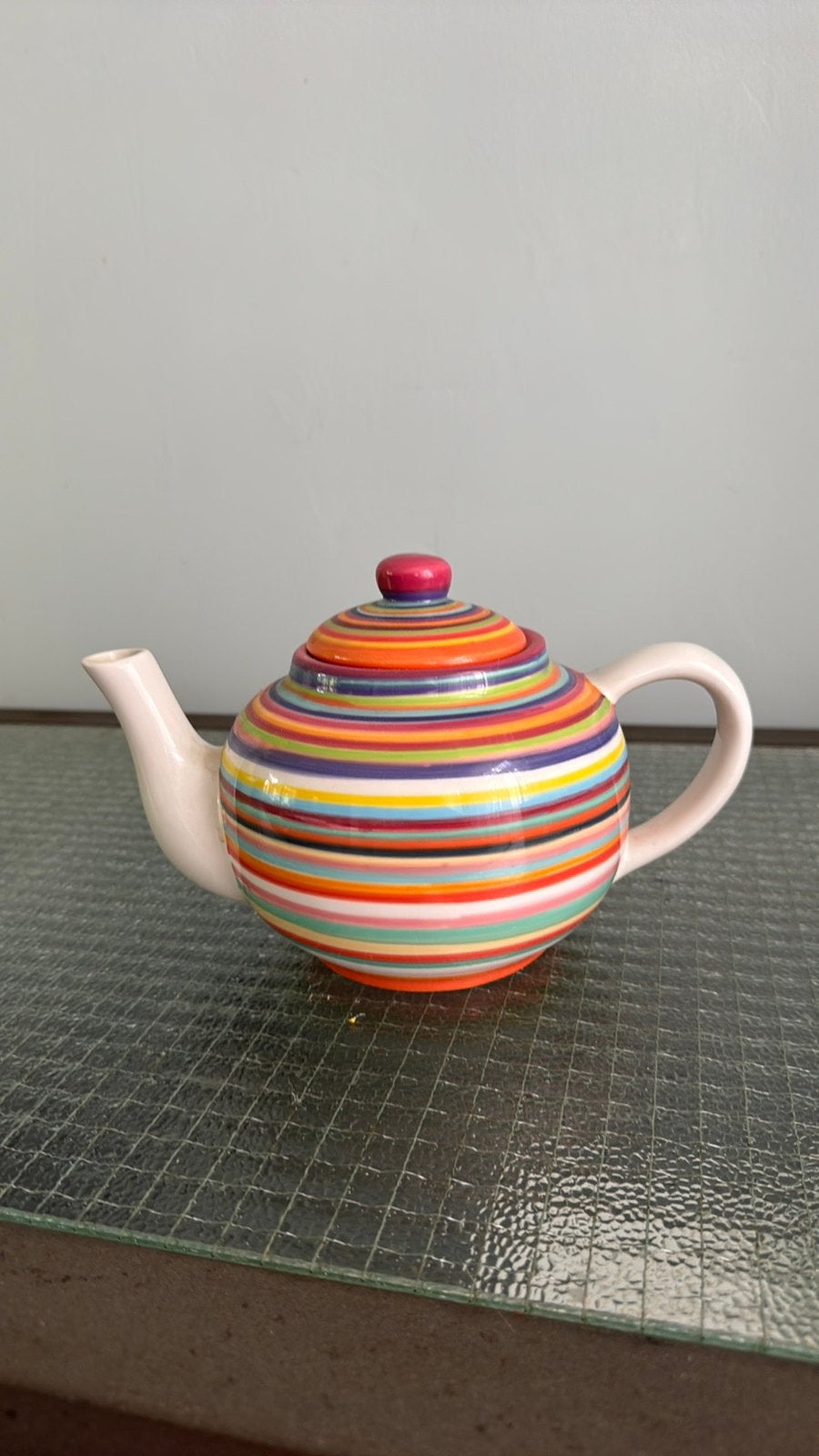Mooie theepot in vrilijke kleuren, Ophalen of Verzenden, Zo goed als nieuw, Aardewerk