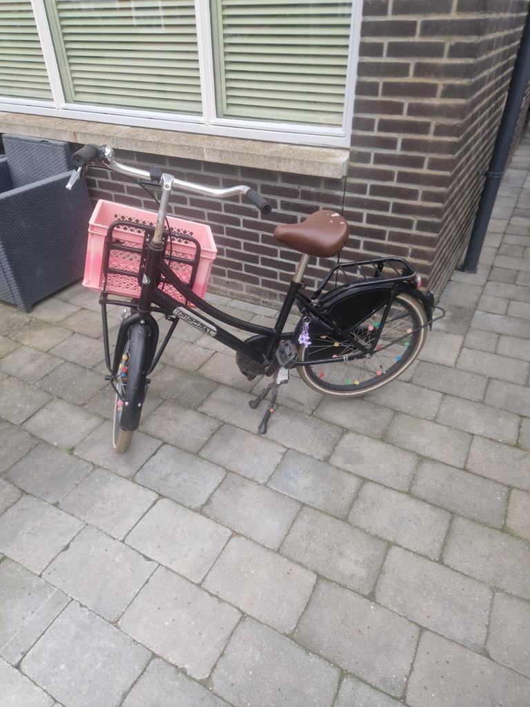 Zwarte transportfiets  met roze krat 22 inch, Fietsen en Brommers, Fietsen | Dames | Damesfietsen, Ophalen