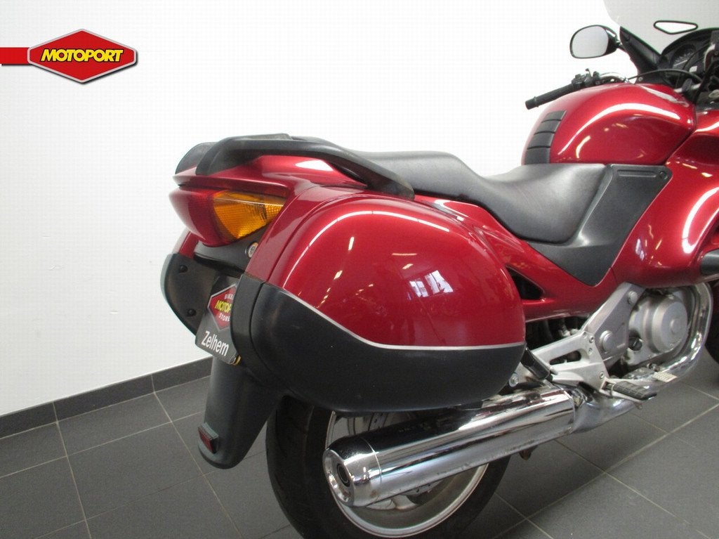 Honda NT 650 V Deauville (bj 2000), Doornveld 180-184
B-1731  ZELLIK, BE, Honda Motor Europe Ltd, Belgian Branche, Bedrijf, Meer dan 35 kW