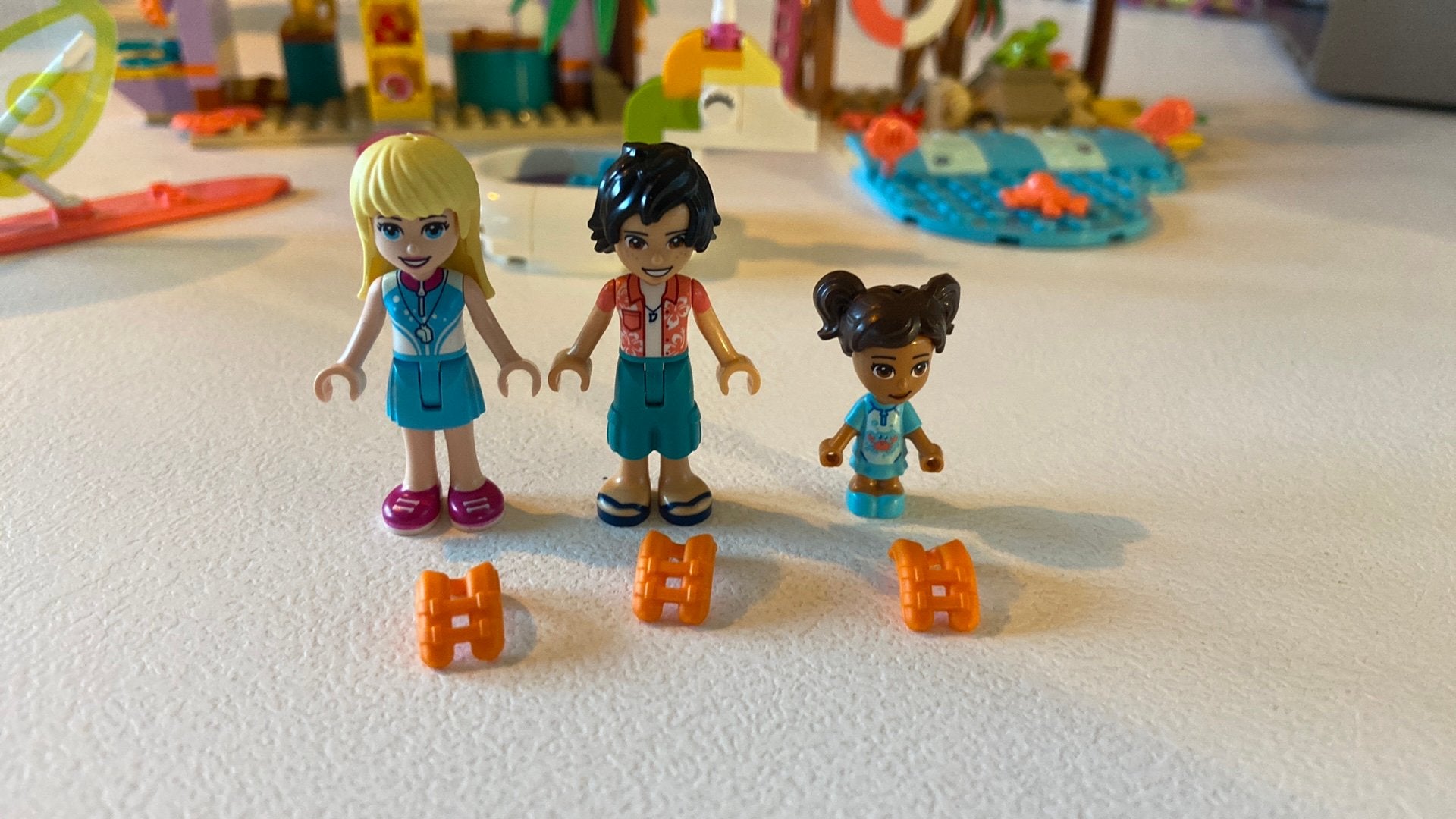 Foto 9 van Lego Friends set 41710 surfer strandplezier + gratis kano