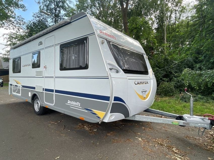 Nette Dethleffs caravan | enkele bedden | mover | voortent, Caravans en Kamperen, Rondzit, Particulier, Dwarsbed, 1000 - 1250 kg