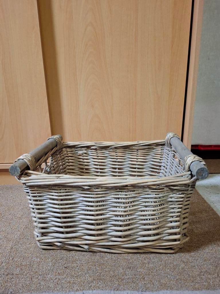 Decoratieve rieten mand met houten handvatten, Overige materialen, 50 tot 100 cm, Ophalen of Verzenden, Zo goed als nieuw