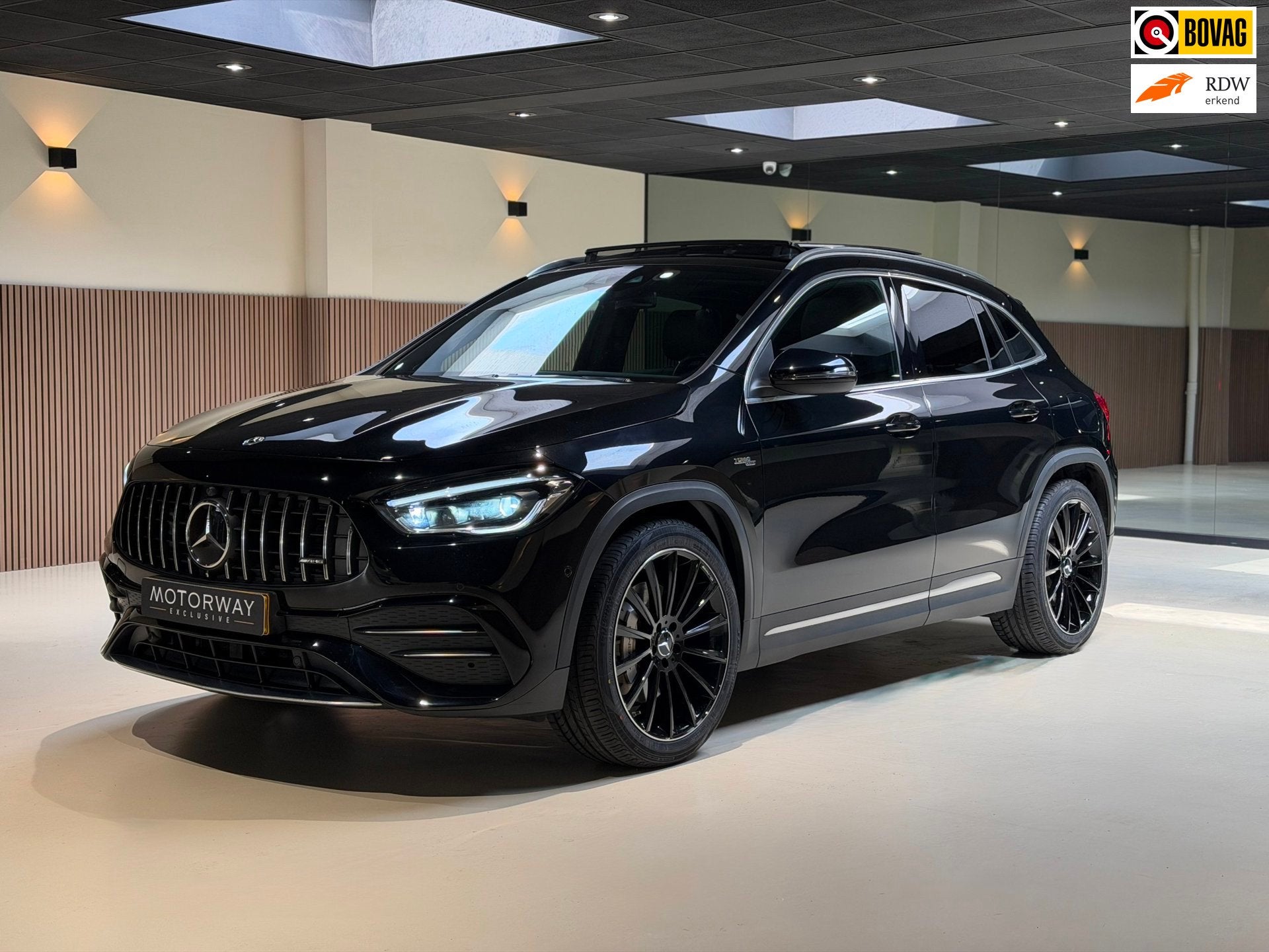 Mercedes-Benz GLA-klasse AMG 35 4Matic Pano|Memory|Camera|St, Auto's, Automaat, 4 cilinders, Zwart, Bedrijf