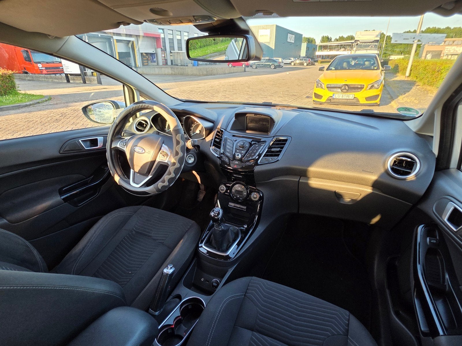 Ford Fiësta 1.0 EcoBoost Titanium 74KW/100PK 5D 2014 Grijs, Auto's, Voorwielaandrijving, 40 €/maand, Zwart, 23 km/l