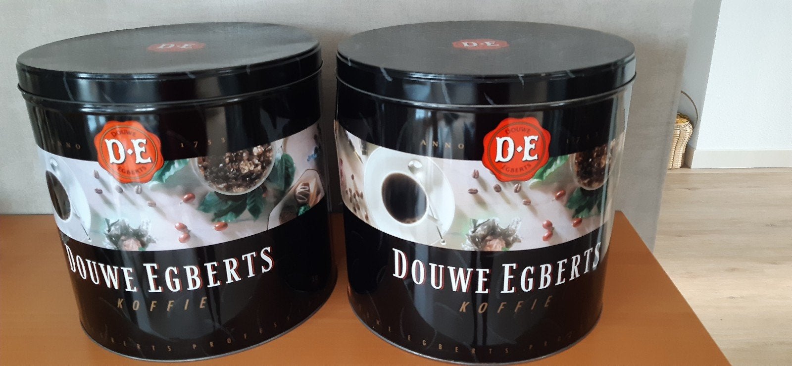 2 grote D .E. voorraadblikken, Ophalen