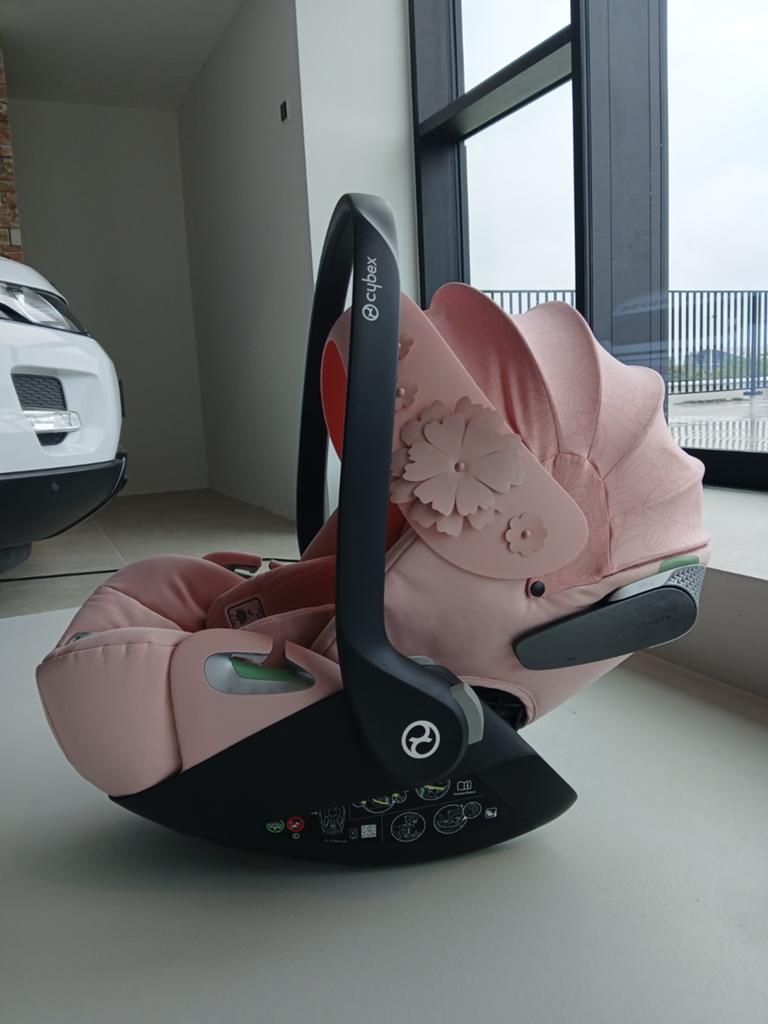 Cybex Cloud T Autostoeltje - Flowers - Pink Incl. garantie, Autogordel, 0 t/m 13 kg, Slaapstand, Ophalen