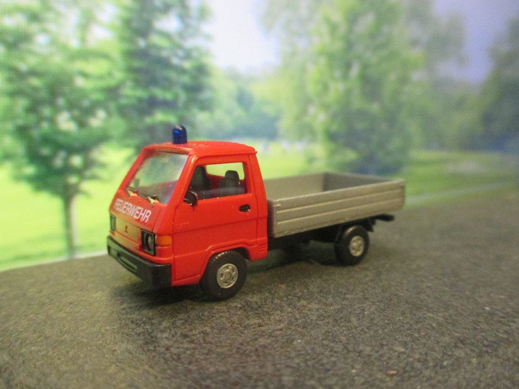 1979 Mitsubishi L300 Pick-Up Feuerwehr Brandweer, Hobby en Vrije tijd, Modelauto's | 1:87, Ophalen of Verzenden, Gebruikt, Bus of Vrachtwagen
