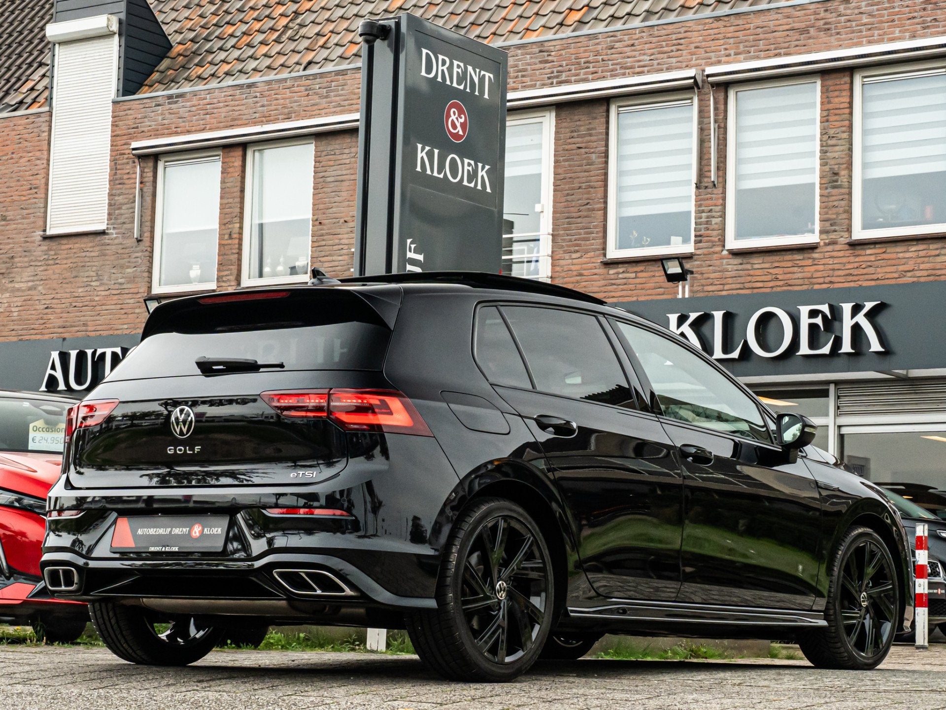 Volkswagen Golf 1.5 eTSI R-Line Business PANO CAMERA 18 INCH, Dealer onderhouden, Euro 6, 4 cilinders, Zwart