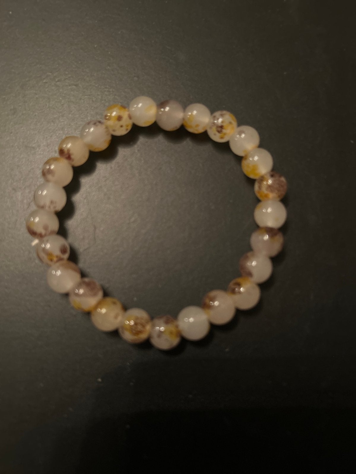 Mooie kralenarmband met natuursteen look, Sieraden, Tassen en Uiterlijk, Verzenden, Nieuw, Wit, Overige materialen