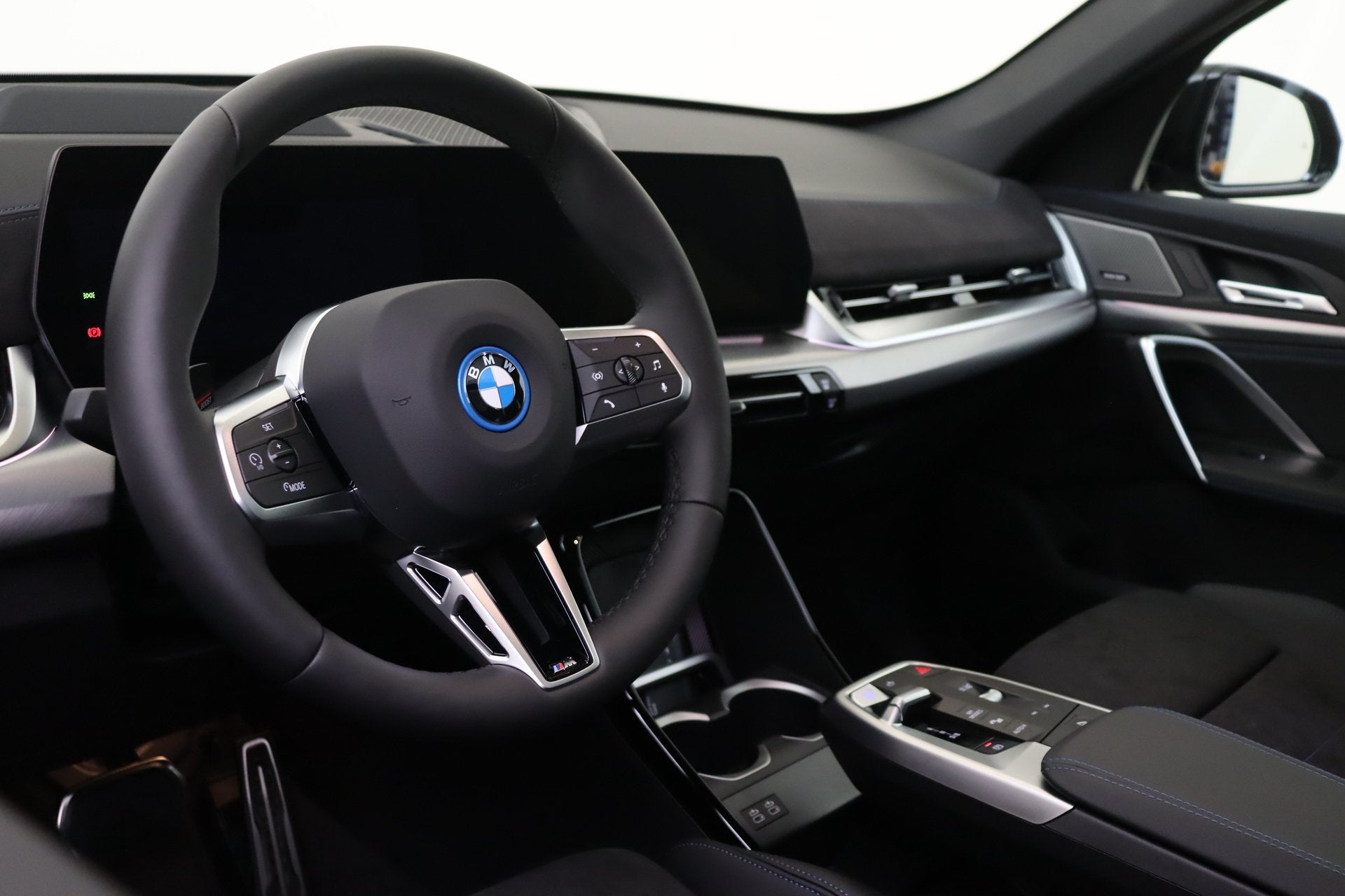 BMW iX1 eDrive20 M Sport / Panoramadak / Trekhaak / Sportsto, Auto's, Dealer onderhouden, Met garantie (alle), Zwart, Origineel Nederlands