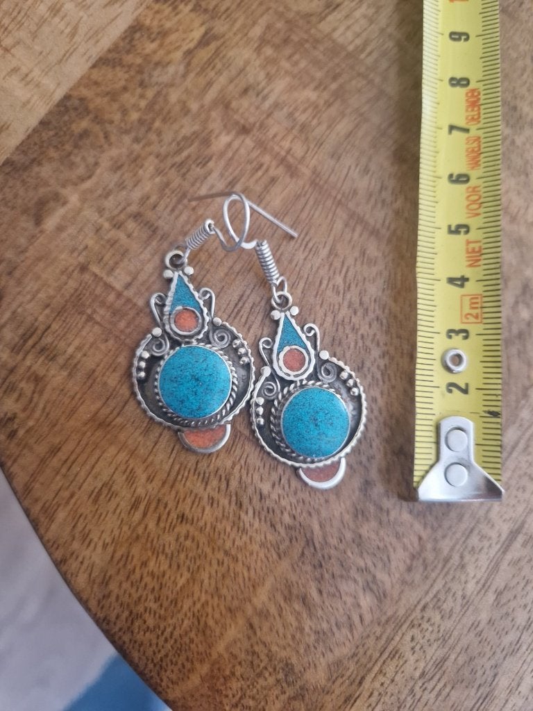 Tibetaanse oorbellen met turquoise en koraal.