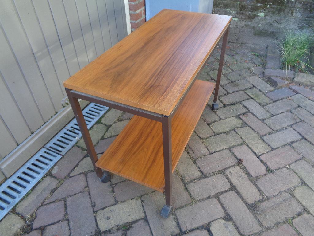 VINTAGE TAFEL OP WIELEN voor t v en radio, 45 tot 60 cm, Gebruikt, Vintage, Rechthoekig