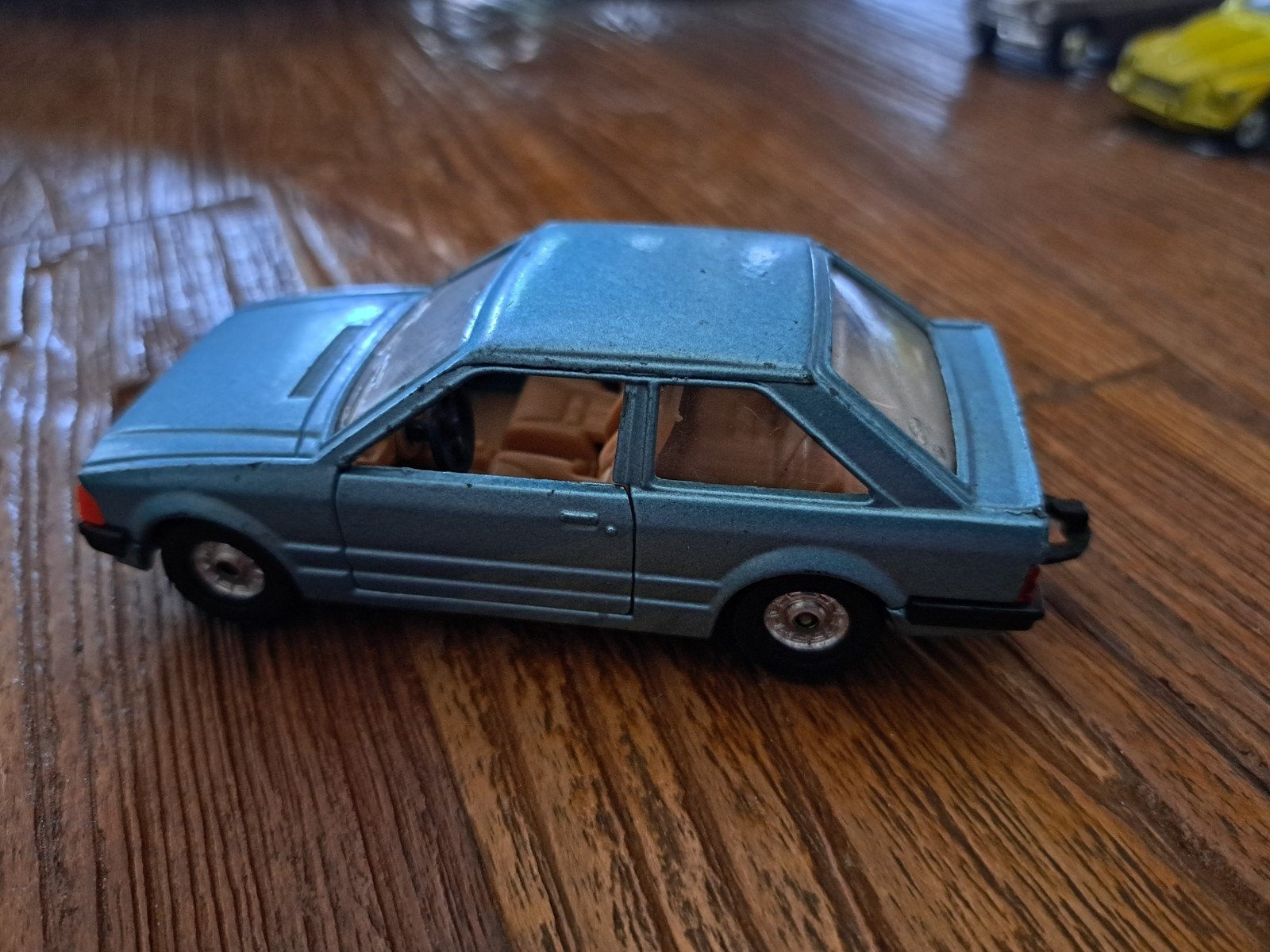 Corgi Ford Escort 1.3 GL - Licht bespeeld, maar heel, Ophalen of Verzenden, Gebruikt