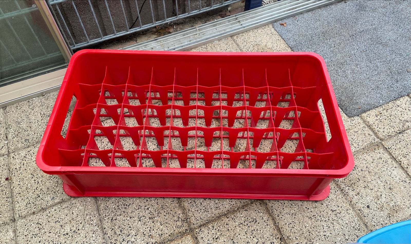Grote rode krat voor 50 kleine flesjes, Ophalen of Verzenden, Gebruikt, Kunststof, Minder dan 50 cm
