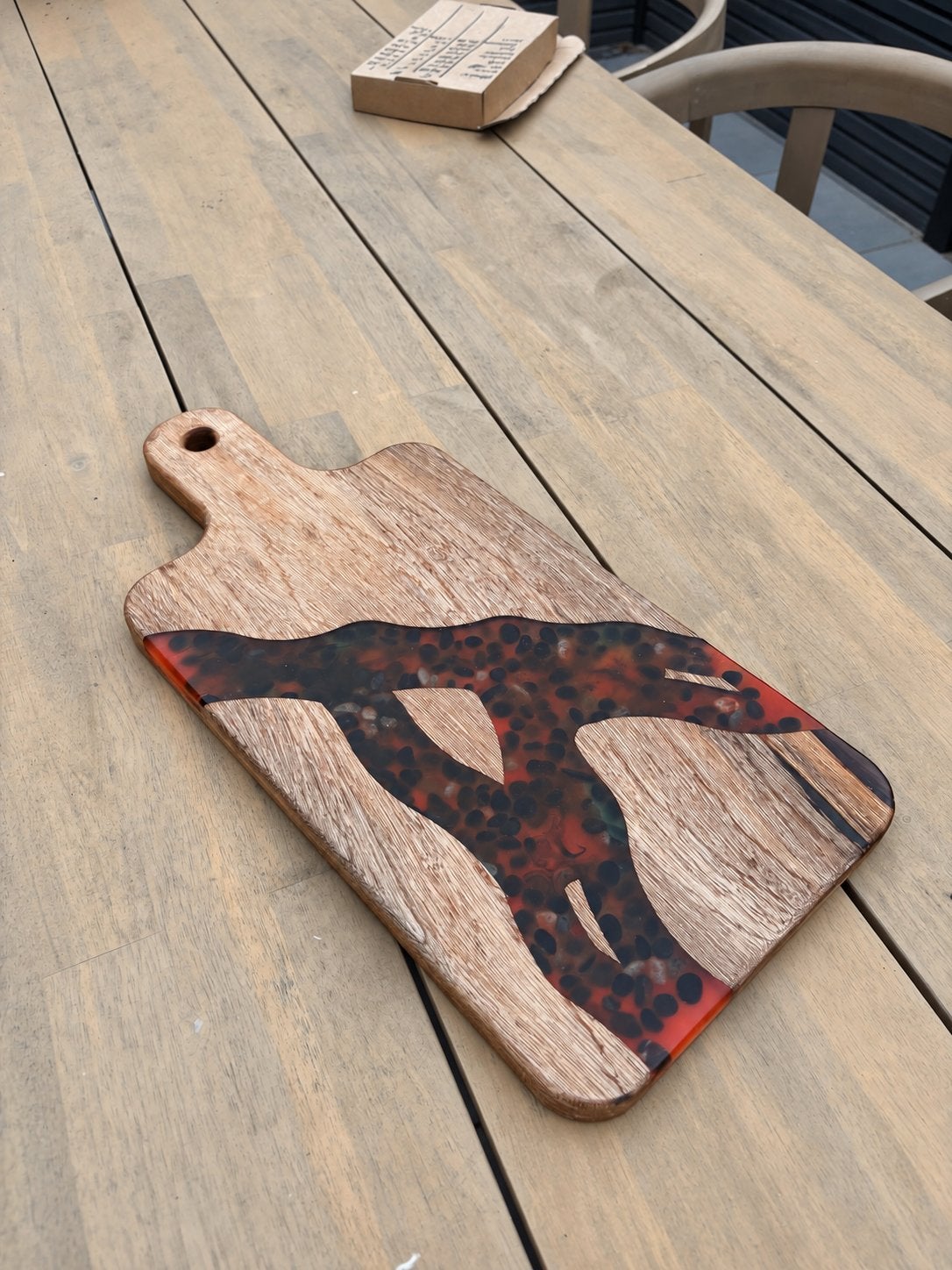 Luxe mahonie borrelplank met rood/oranje epoxy rivier, Hout, Snij-/serveerplank, Nieuw, Ophalen of Verzenden