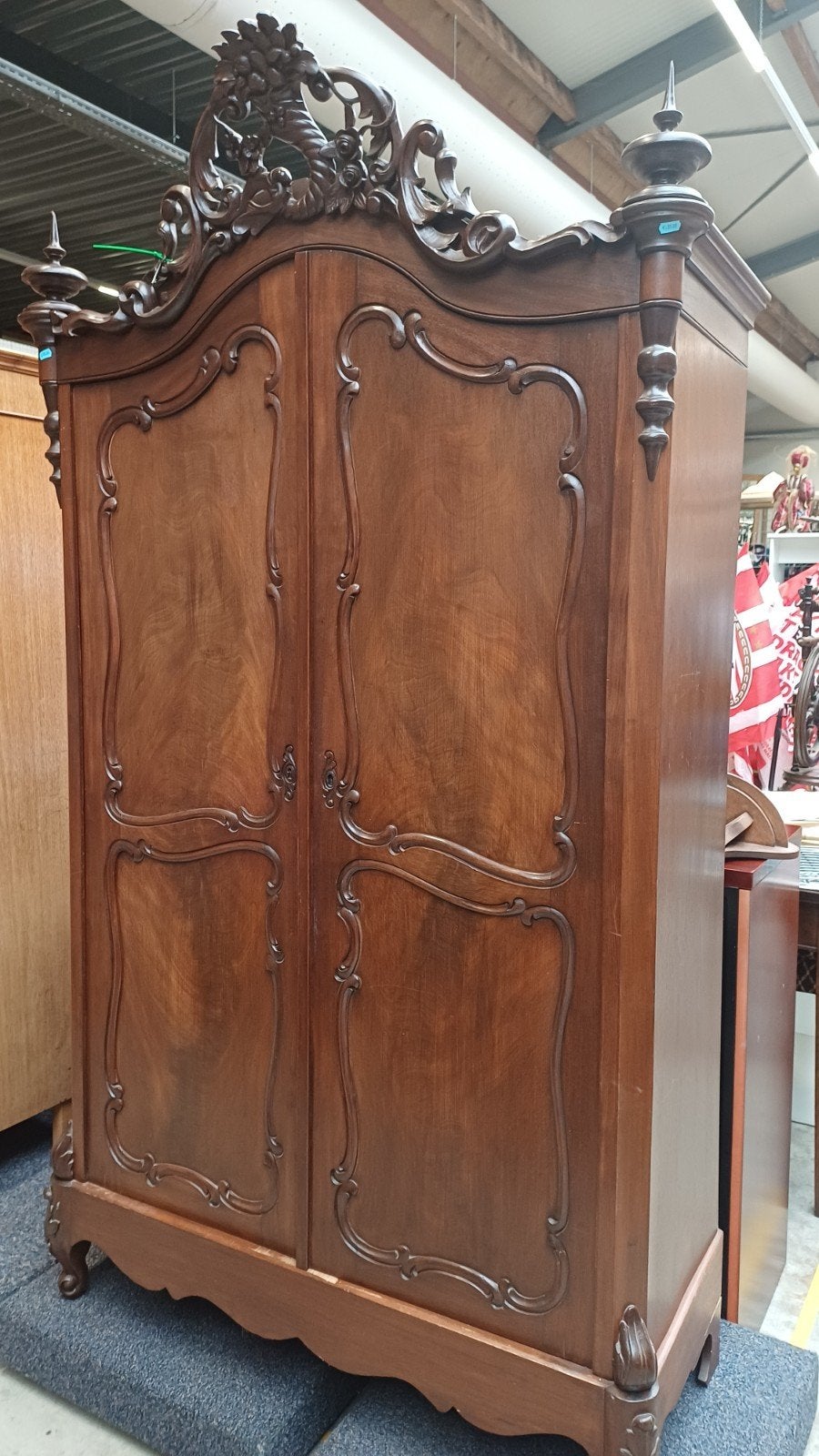 Antieke kledingkast met sierlijk houtsnijwerk, Ophalen of Verzenden
