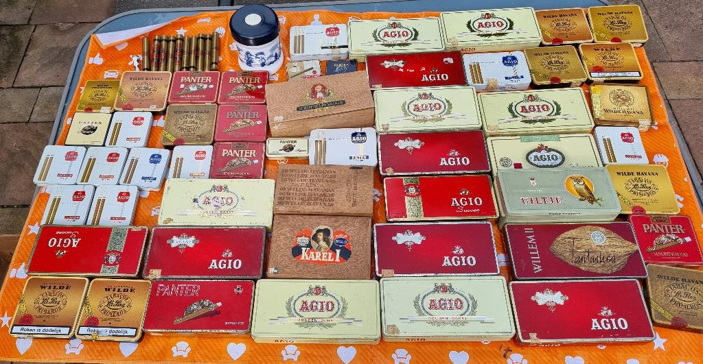 Grote doos vol met 53 sigarenblikken, kokers, en tabakspot., Ophalen of Verzenden, Gebruikt, Tabaksdoos of Verpakking