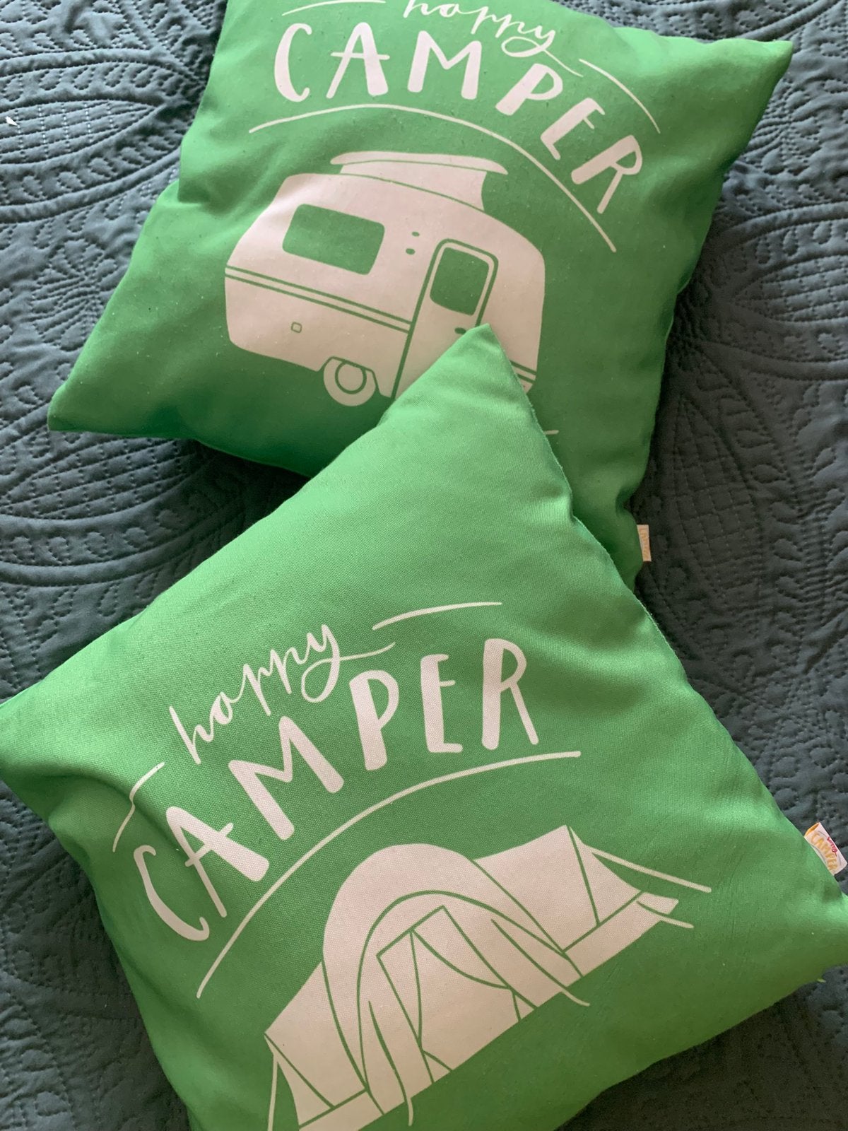 Set van 2 'Happy Camper' kussens - Groen, Ophalen of Verzenden, Zo goed als nieuw, Groen, Vierkant