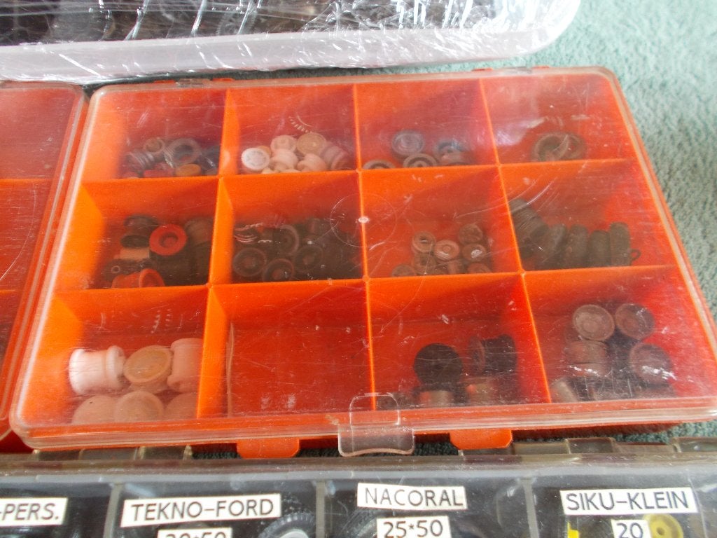 Dinky Toys, Corgi Toys e.a 8 BOXEN MET BANDJES/VELGEN (-C-), Ophalen of Verzenden, Gebruikt, Auto, Dinky Toys