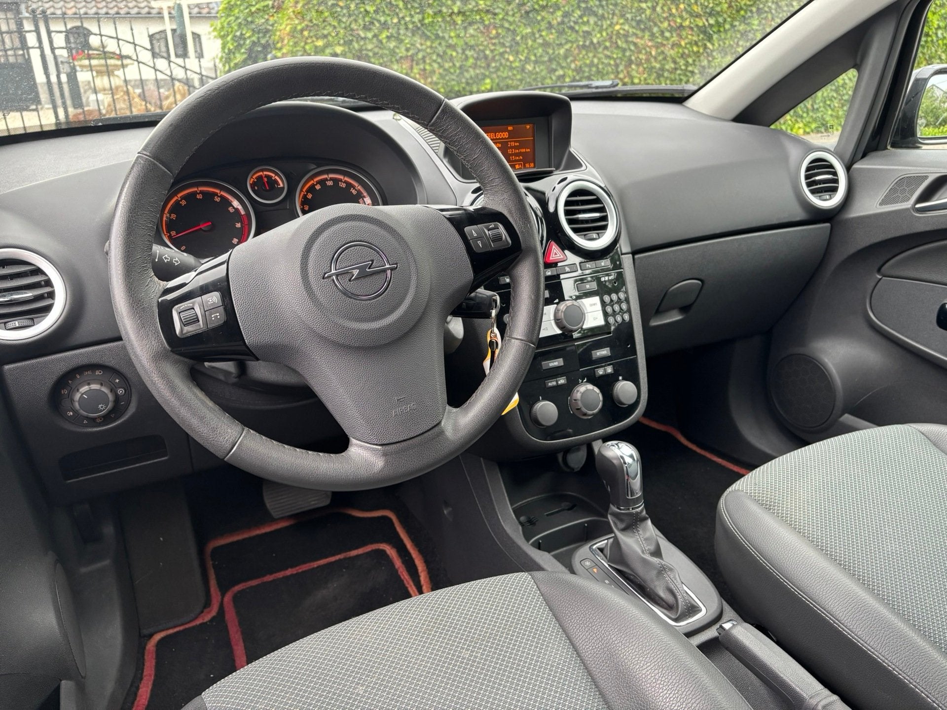 Opel Corsa 1.4-16V Cosmo | Automaat | Cruise control | Clima, Auto's, 15 km/l, Gebruikt, 4 cilinders, Leder en Stof